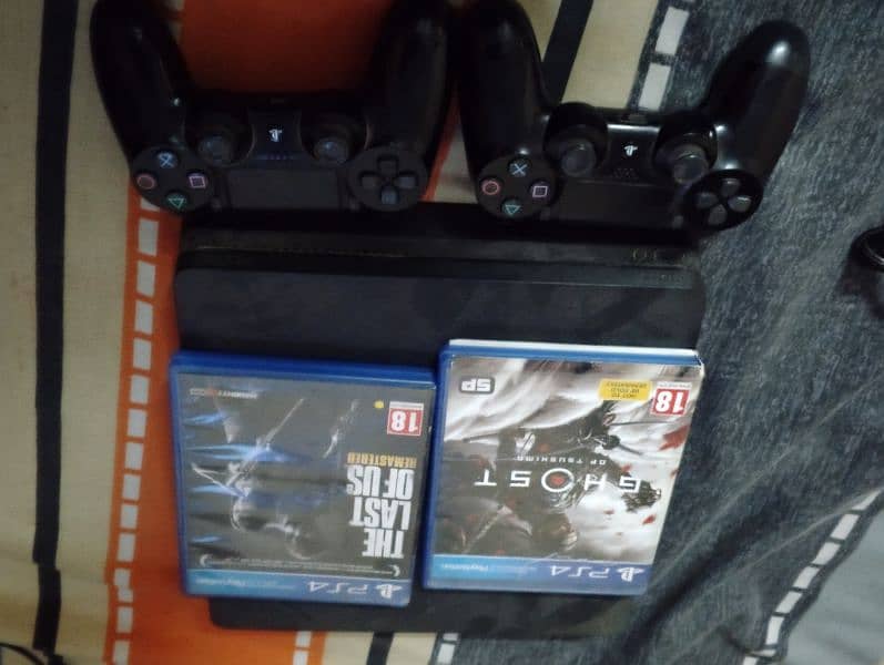 ps4 with 2 original controller 0