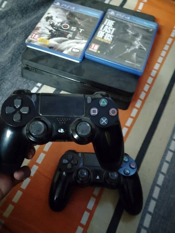 ps4 with 2 original controller 3