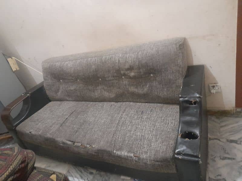 sofa set in grey colour lakin damage hai 1