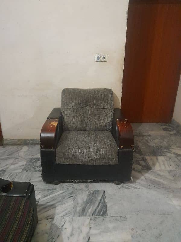 sofa set in grey colour lakin damage hai 3