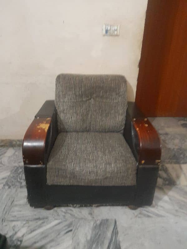 sofa set in grey colour lakin damage hai 4