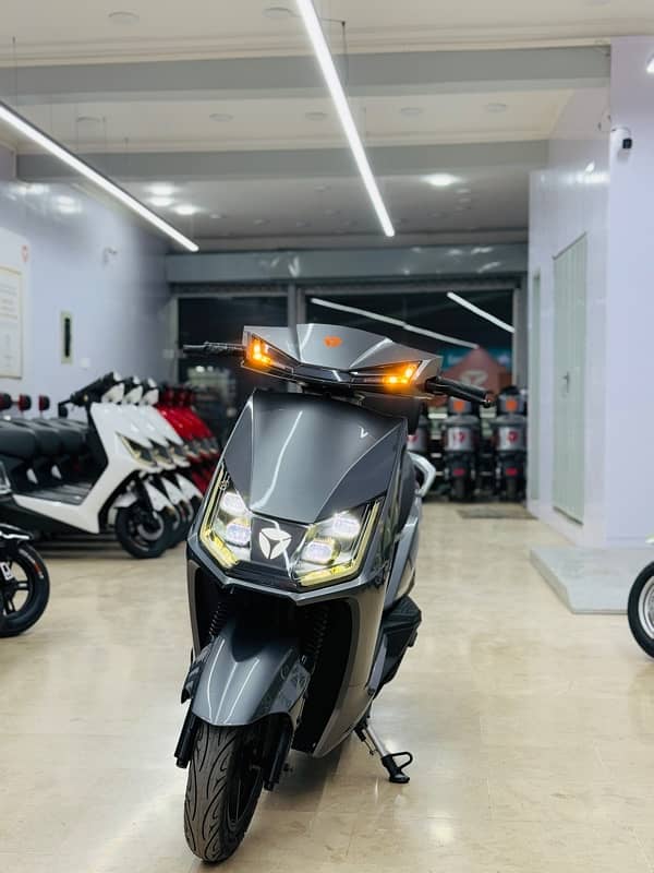 Yadea Electric Scooter Scooty Bike Vehicle T5/Ev Evee Aima Metro Revoo 10