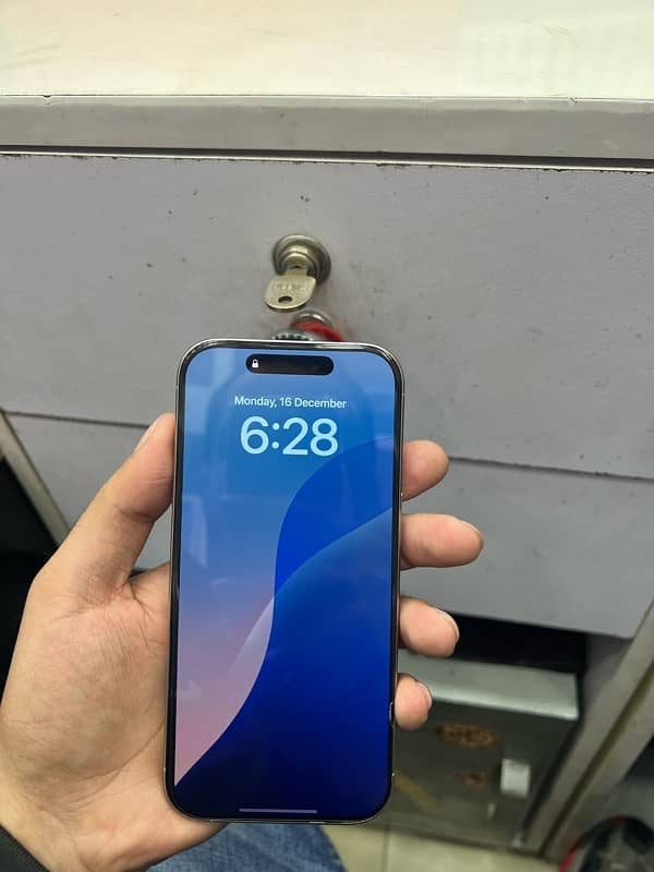 iPhone 16 Pro LLA JV 128 Gb natural 0