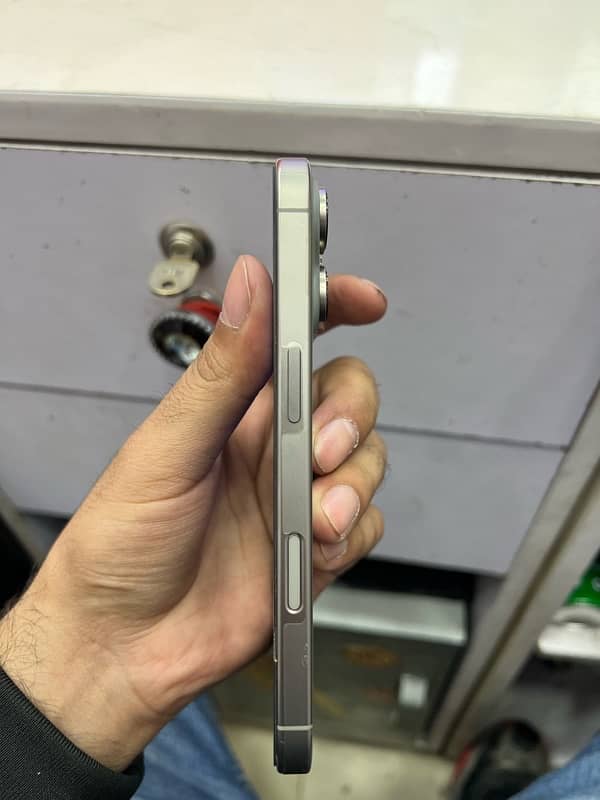 iPhone 16 Pro LLA JV 128 Gb natural 3