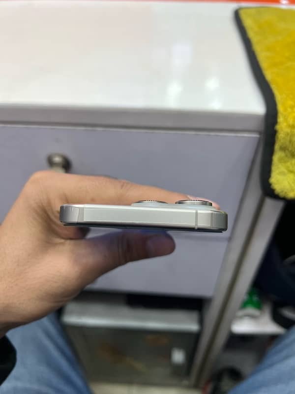 iPhone 16 Pro LLA JV 128 Gb natural 4