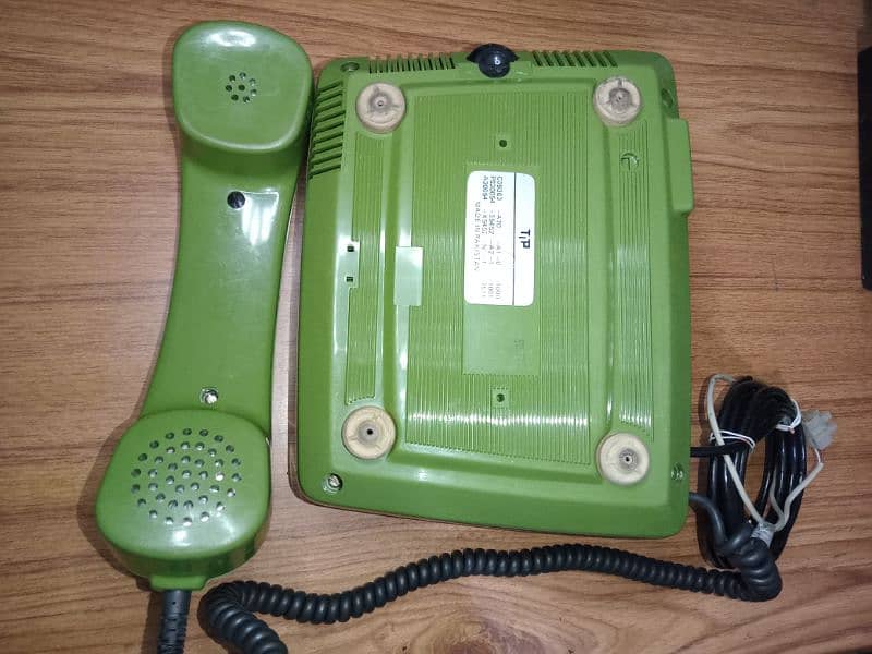 Antique telephone set 5