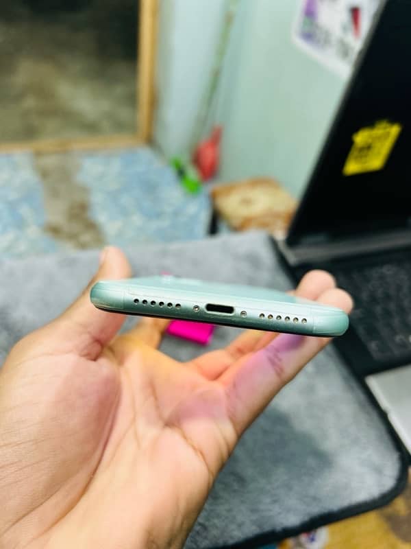 iPhone 11 128GB Factory Unlocked Non PTA Green 2