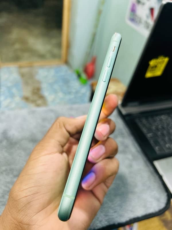 iPhone 11 128GB Factory Unlocked Non PTA Green 3