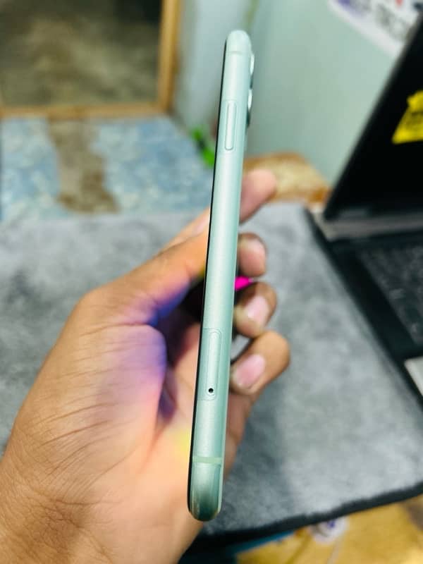 iPhone 11 128GB Factory Unlocked Non PTA Green 4