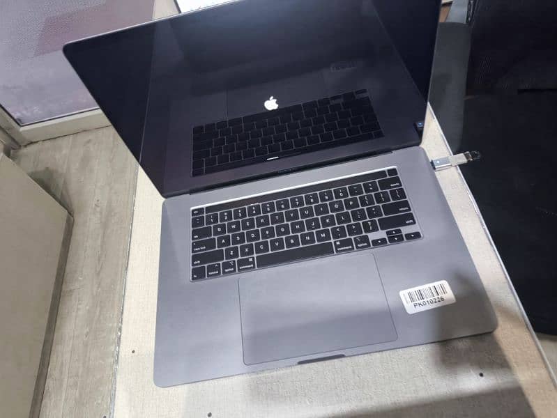 2019//2020//2022 apple MacBook Pro air excellent 6