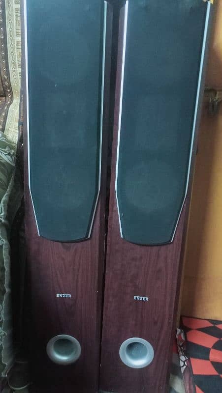 2 Big enzer speakers 0