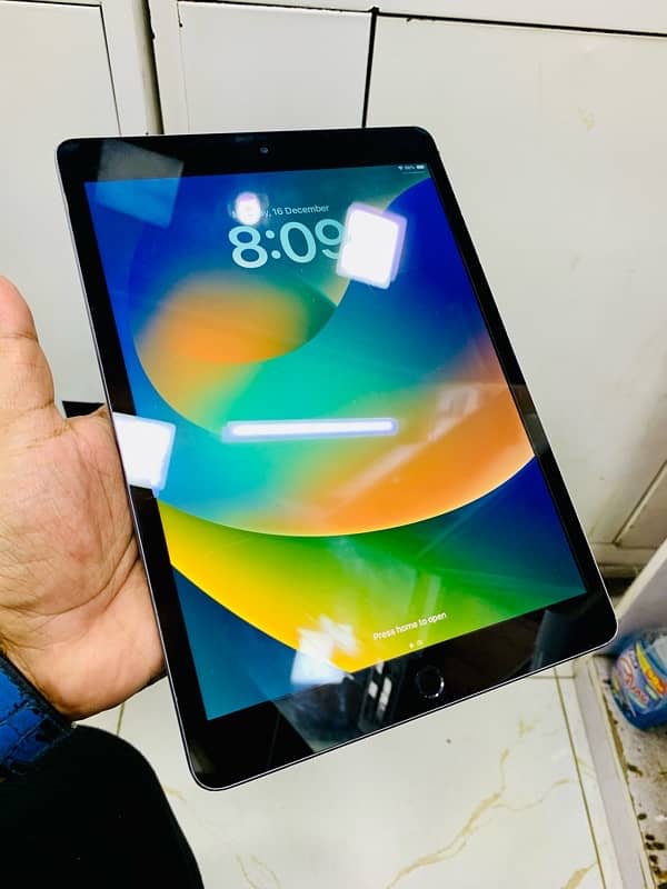 iPad 9th Generation 64GB Available With Box 7