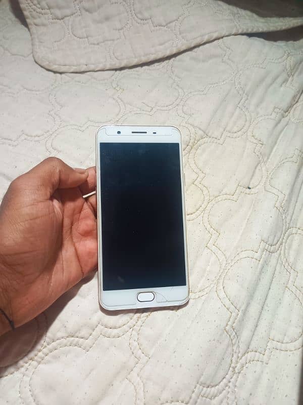 Oppo F1s (4/64 GB) 0