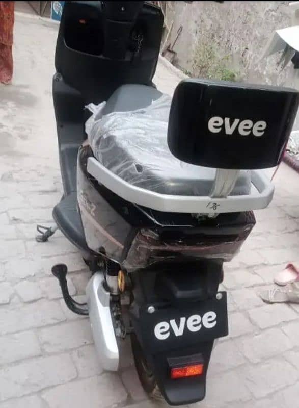 evee scooty Gen z model bht achi chlti he 1