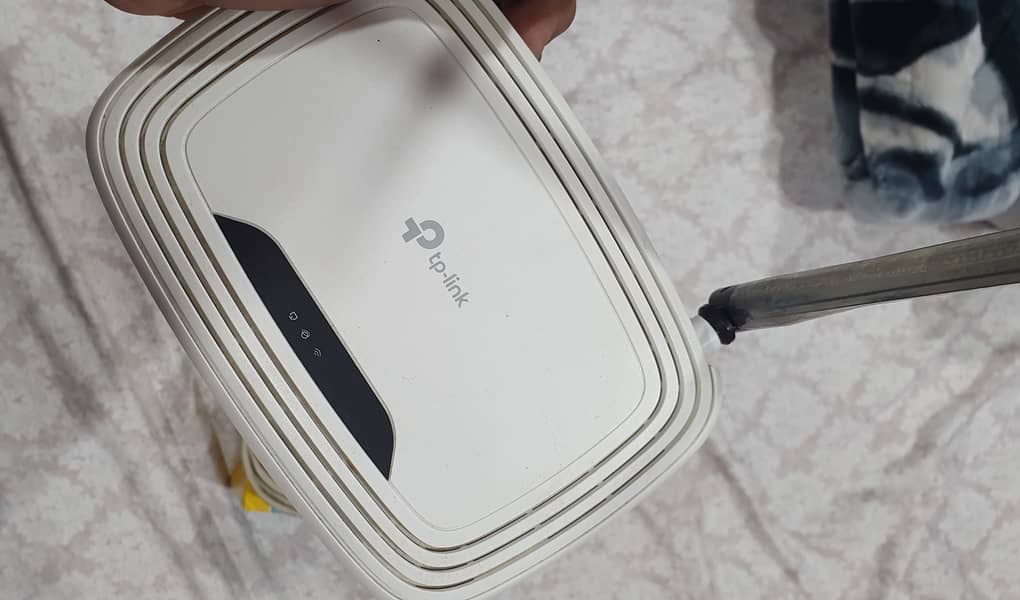 Tp Link Router (TL-WR841N) with FTTH Box 1