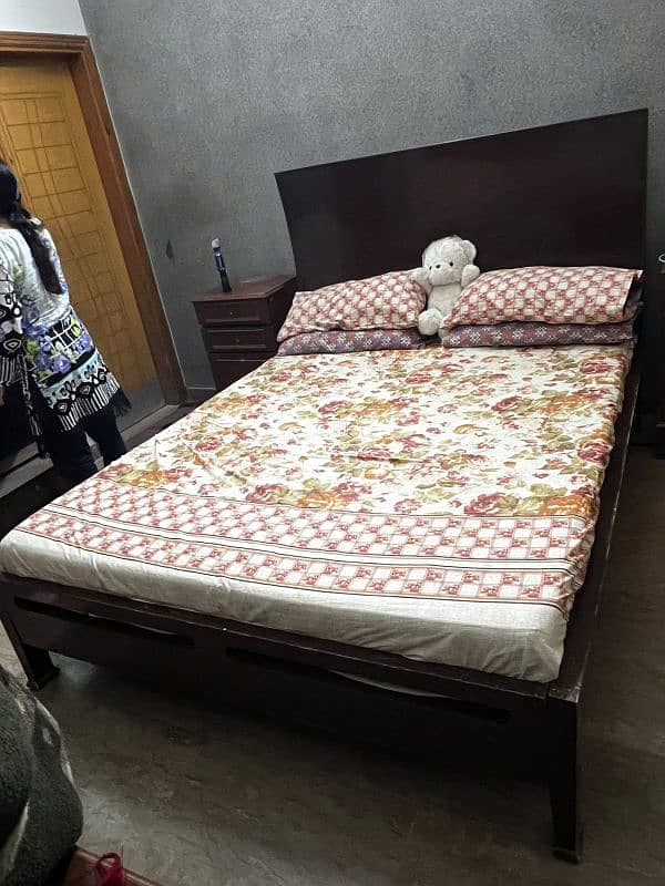 Queen size bed and other wooden furniture 4