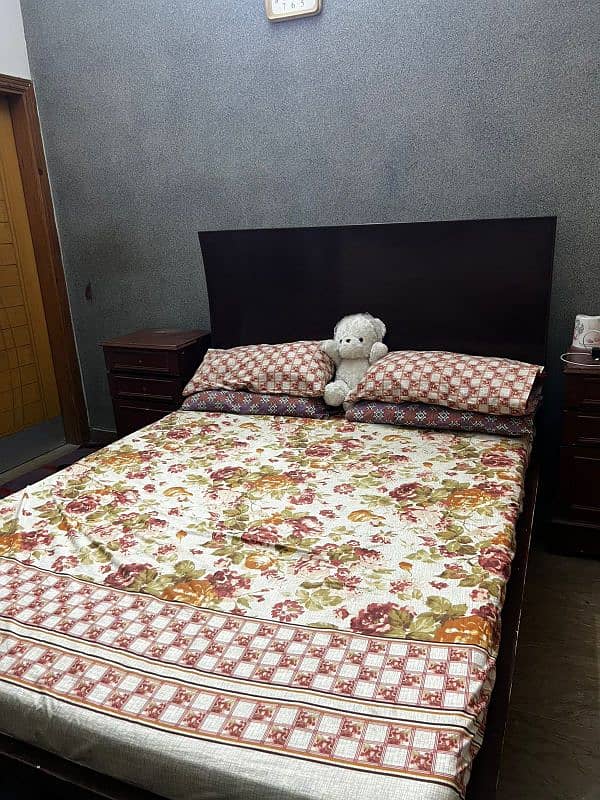 Queen size bed and other wooden furniture 6