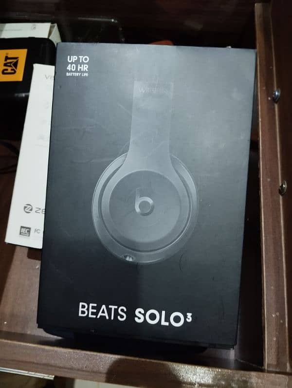 beats solo 3 black box without charger plus 3 months of apple music 1