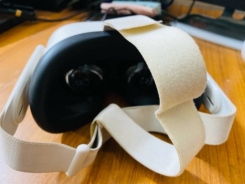 MetaQuest 2 VR Like New 4