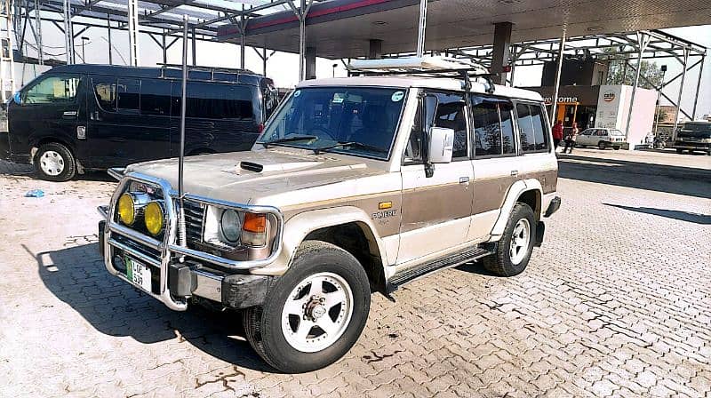 Mitsubishi Pajero 1990 4