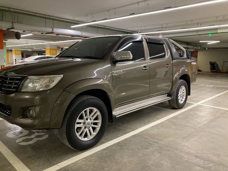 Toyota Hilux 2014 bumper to bumper orignal paint 2