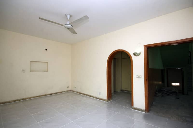 1 Kanal Well Maintained House Available For Rent 11