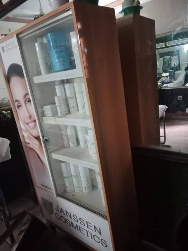 Ladies Beauty Saloon Complete Stuff for Sale 0