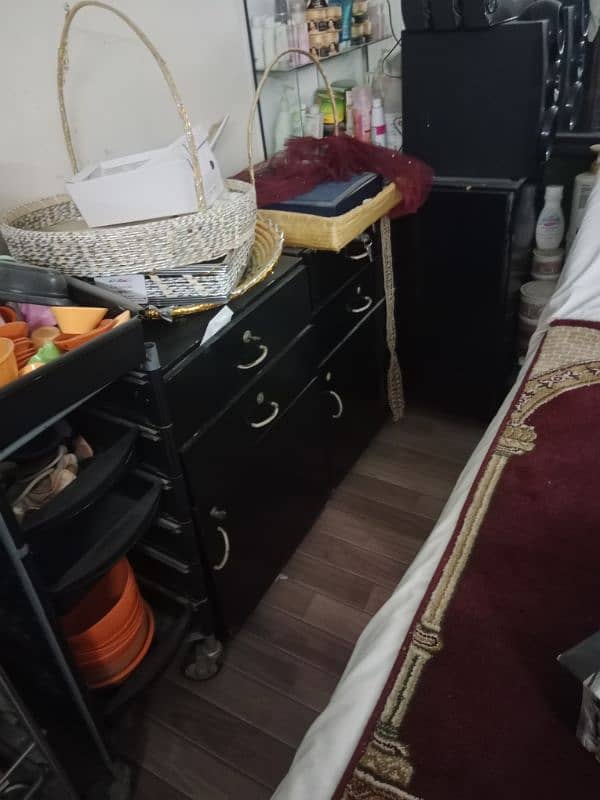 Ladies Beauty Saloon Complete Stuff for Sale 9