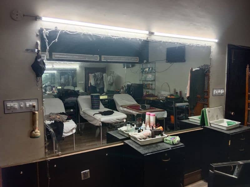 Ladies Beauty Saloon Complete Stuff for Sale 11