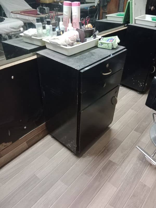 Ladies Beauty Saloon Complete Stuff for Sale 12