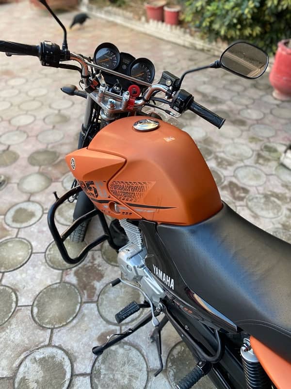 yamaha ybr 125 G matt orange 2024 model 2