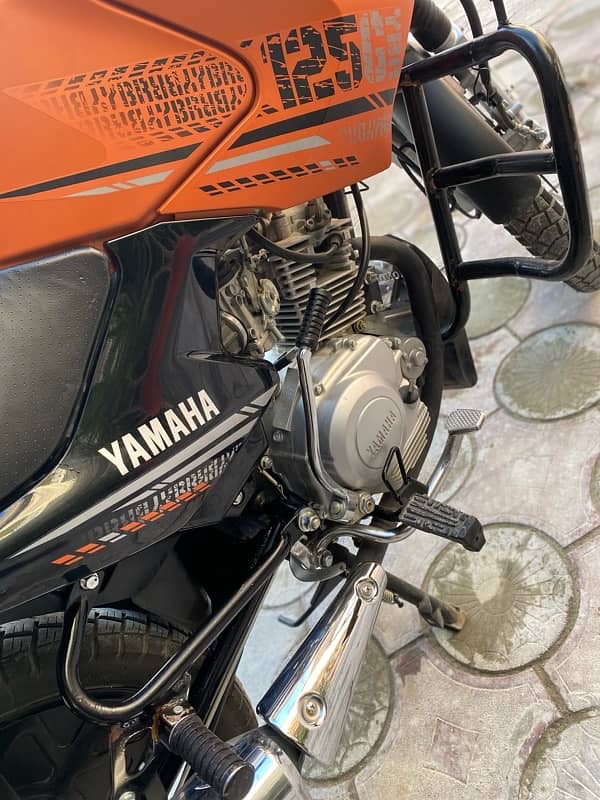 yamaha ybr 125 G matt orange 2024 model 4