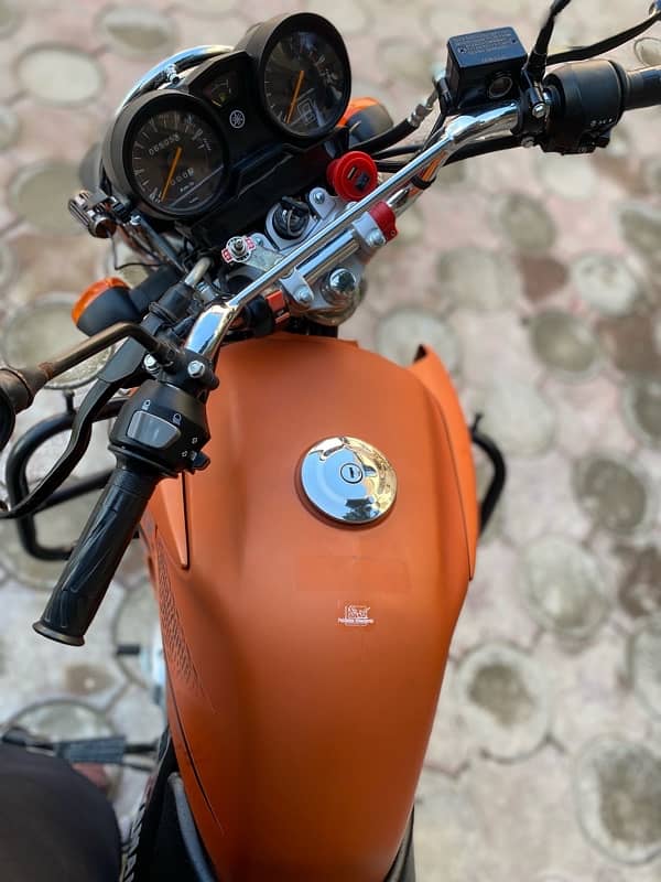 yamaha ybr 125 G matt orange 2024 model 9