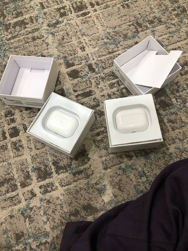 2 apple copy airpods contact on this number 03151133287 7