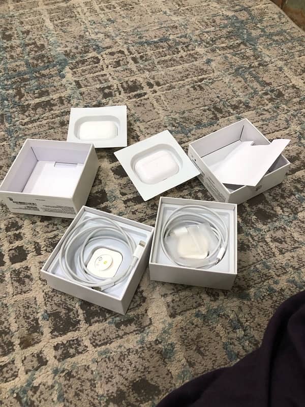 2 apple copy airpods contact on this number 03151133287 10