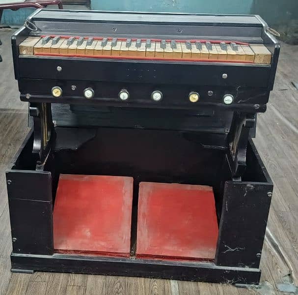 Foot pump Harmonium.  Antique. 1