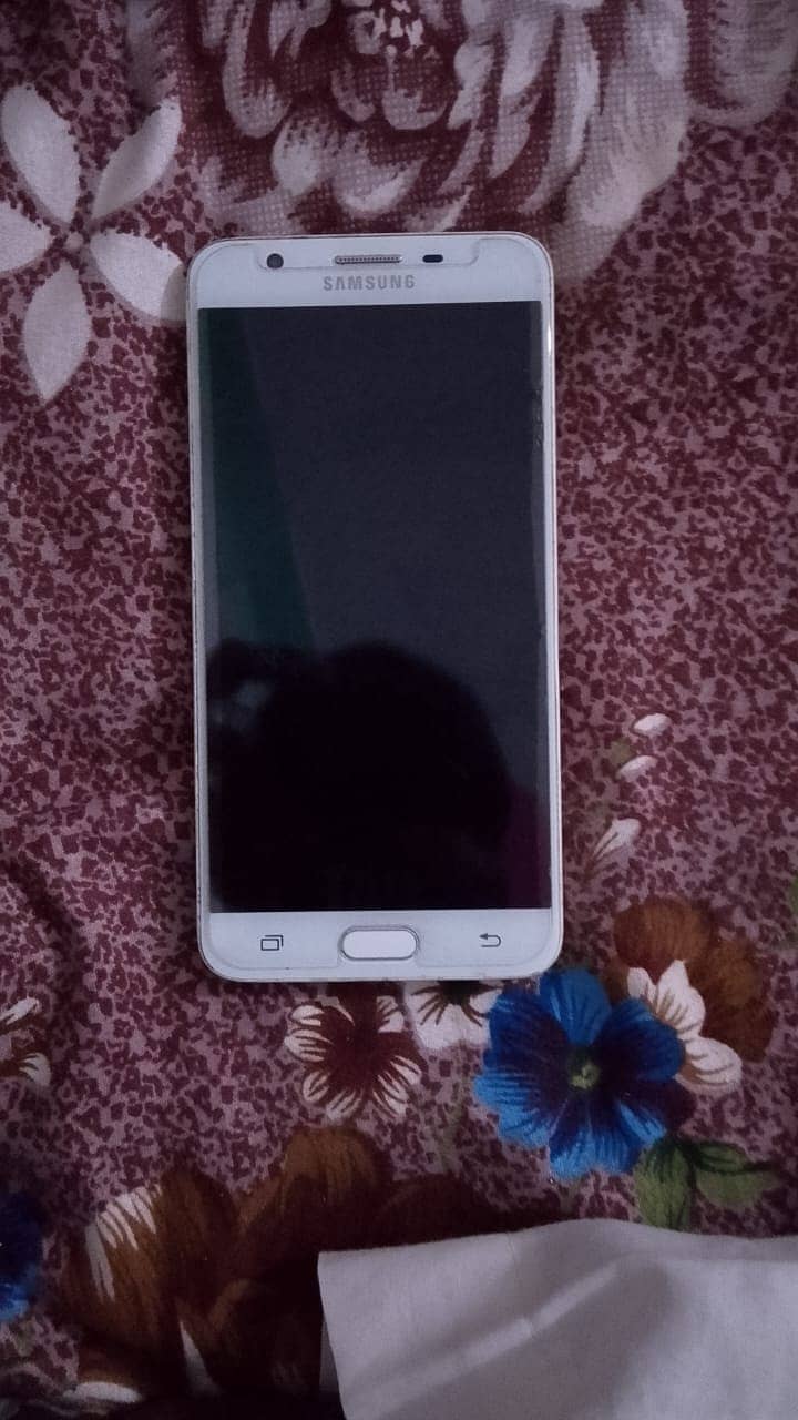 Samsung j7 prime.   3gb ram. and 32gb memory. 0