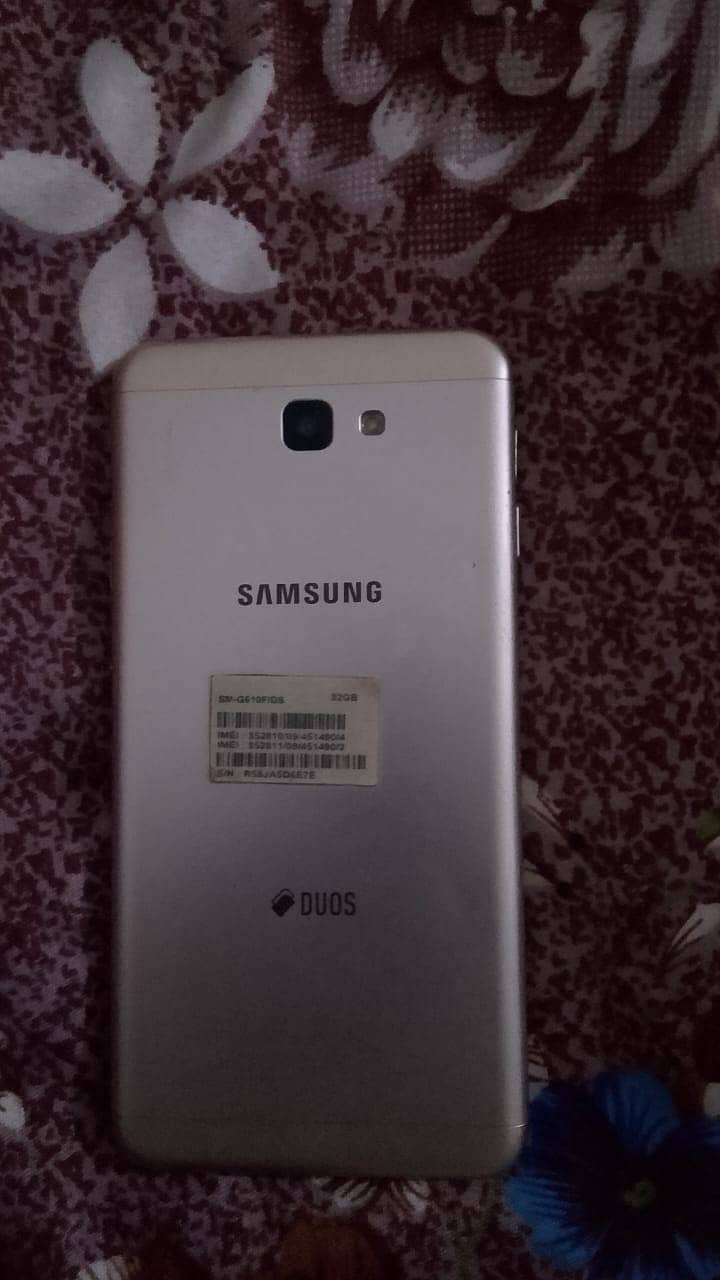 Samsung j7 prime.   3gb ram. and 32gb memory. 1