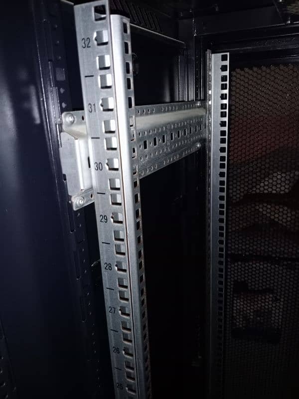 server rack mint condition 1