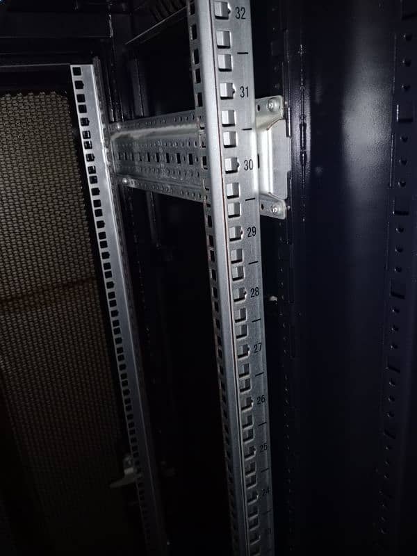 server rack mint condition 4