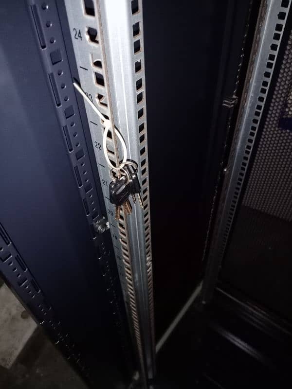 server rack mint condition 5