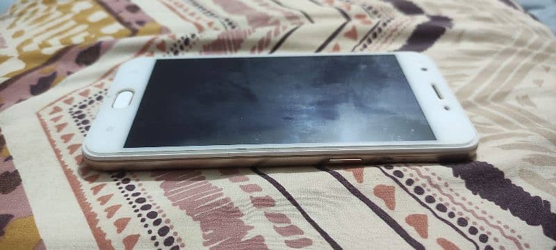 assalamualaikum I am selling my oppo a57 4 ram 64 rom 3