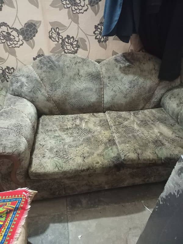 2 seated sofa in very good quality , made of great and heavy wood 1