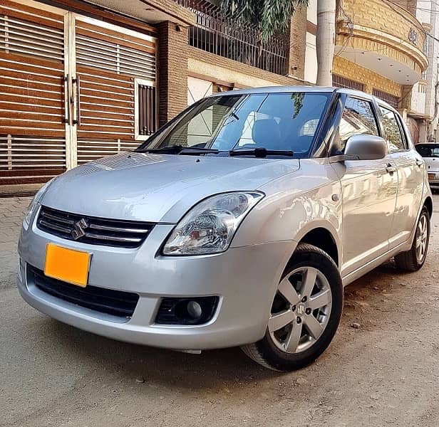 Suzuki Swift 1.3 DLX Navigation (2020) in original condition 1