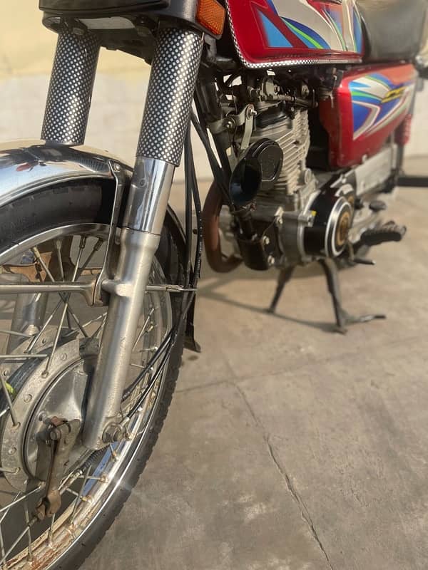 Honda 125 2014 model shock sa tiyar karwi Ha black color 1