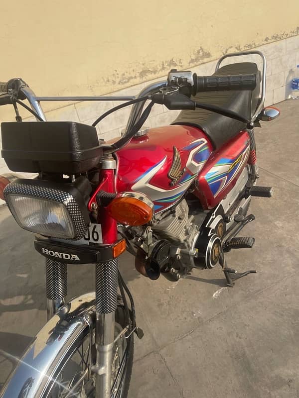 Honda 125 2014 model shock sa tiyar karwi Ha black color 3