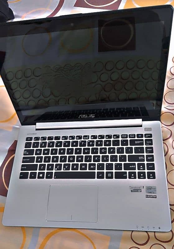 ASUS Ultrabook Core i3 Touch 1