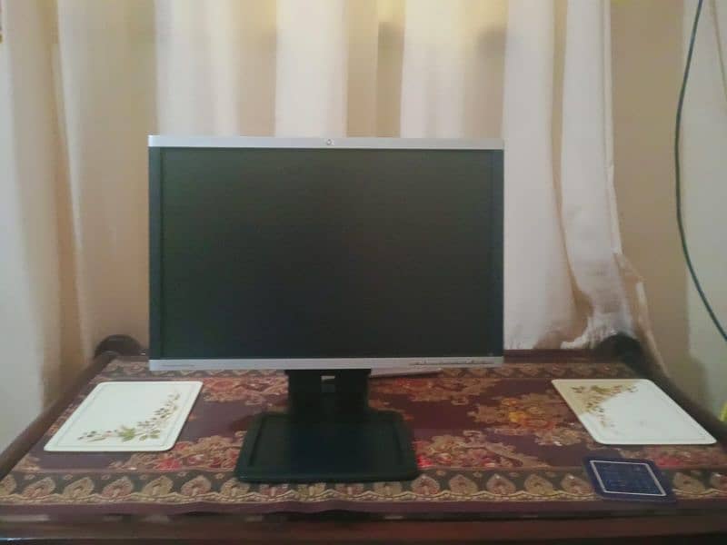 hp 24 inches hd LCD 1