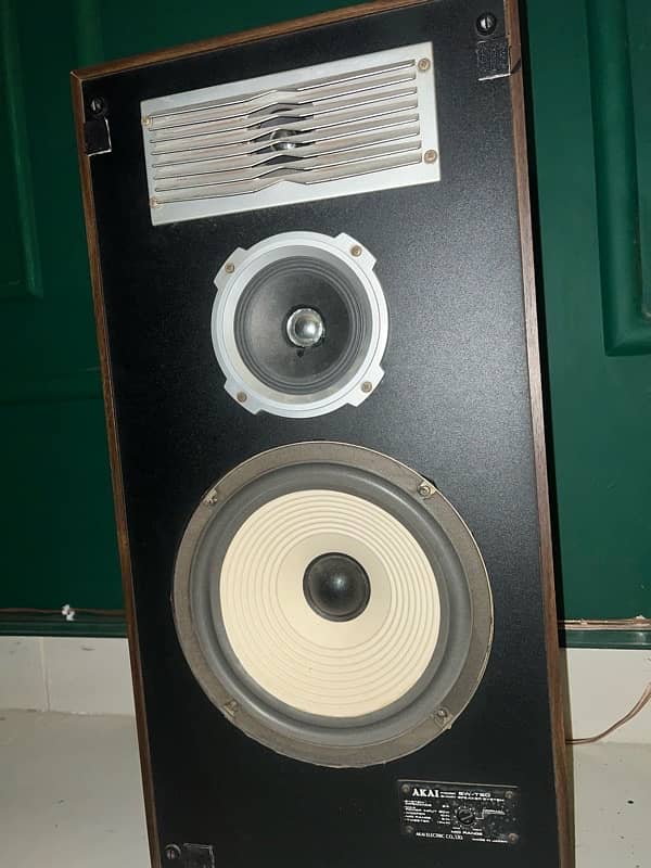 akai 3-way speakers 8ohms 2