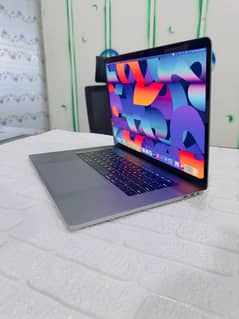 MacBook pro 2018 15.4 inch core i9 CTO 32GB RAM 512GB SSD 6 core GPu